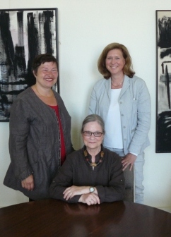 Ingrid Kleinebrahm (mitte) bei der Unterzeichnung der Schenkungsurkunde mit Vorstandsfrauen 