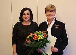 Preisträgerin Sabine Nehls (rechts) mit der Bürgermeisterin und Senatorin Dilek Kolat, die im Auftrag des Bundespräsidenten die Auszeichnung überreichte. 